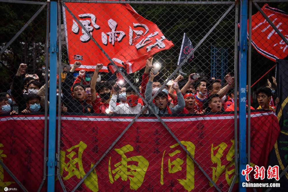 萧初然认真道：这个高中同学命不太好。